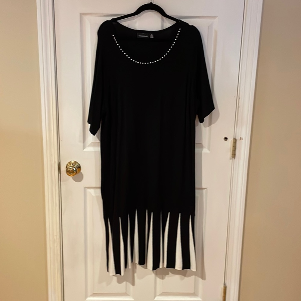Cute knit dress. Lovely pearl color and blk/why hem completes the look. Size 1X